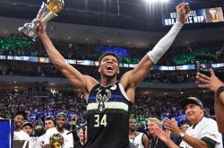 关于字母哥在切尔西比赛中惊险取胜，问鼎冠军引发热议！的信息